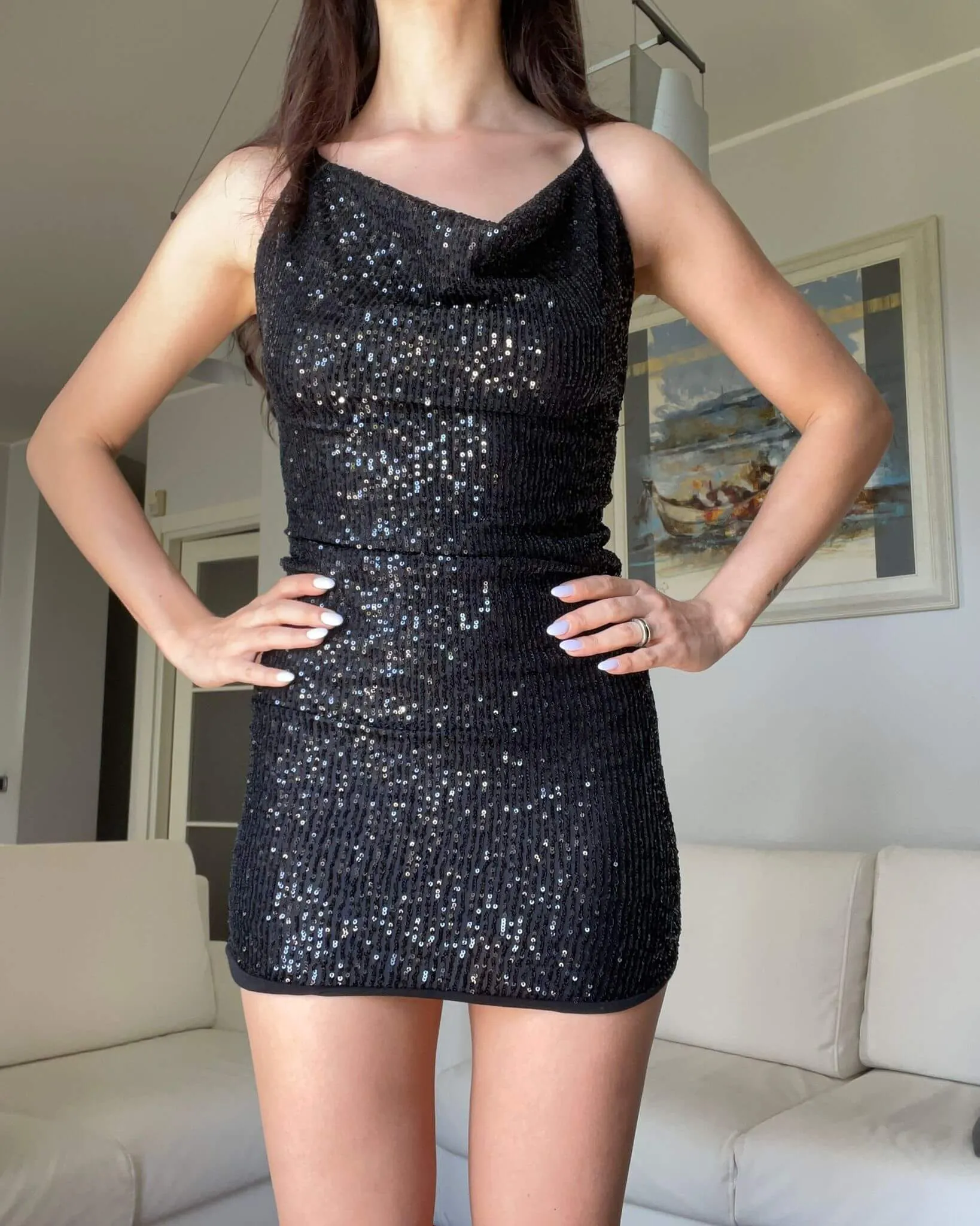 Abito corto in paillettes nero.