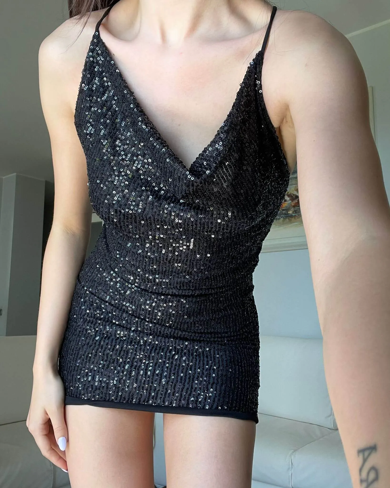 Abito corto in paillettes nero.