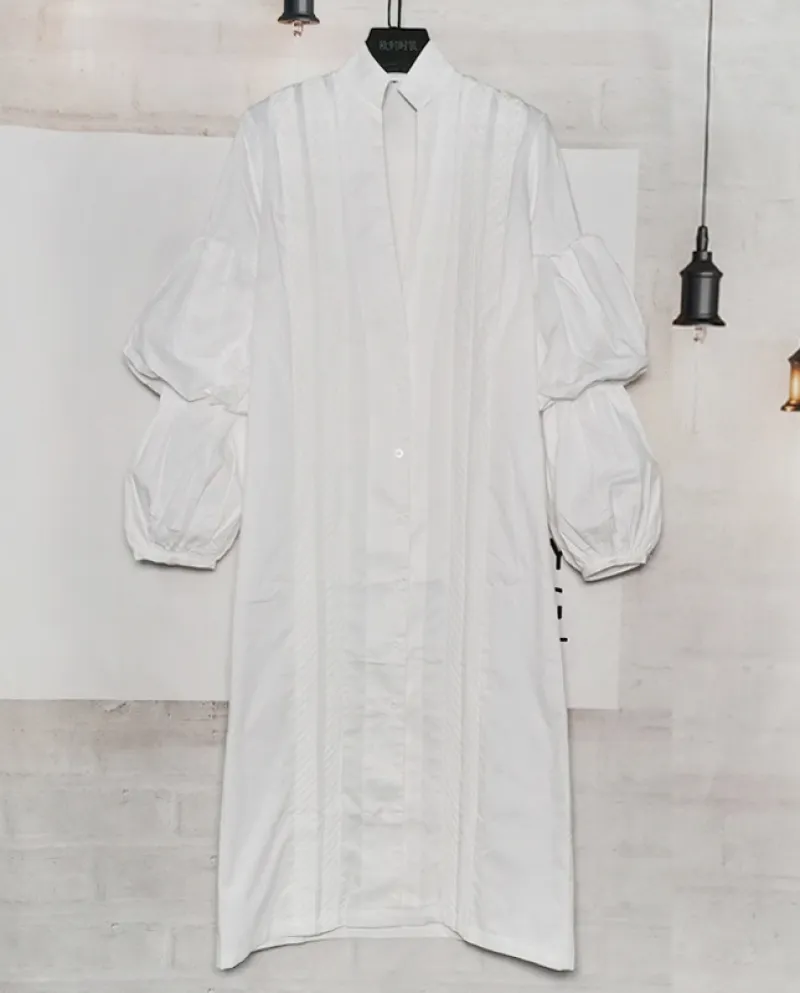 Abito gonna da donna bianco irregolare e altamente progettato con scollo a V sciolto con maniche a sbuffo gonna a camicia di med