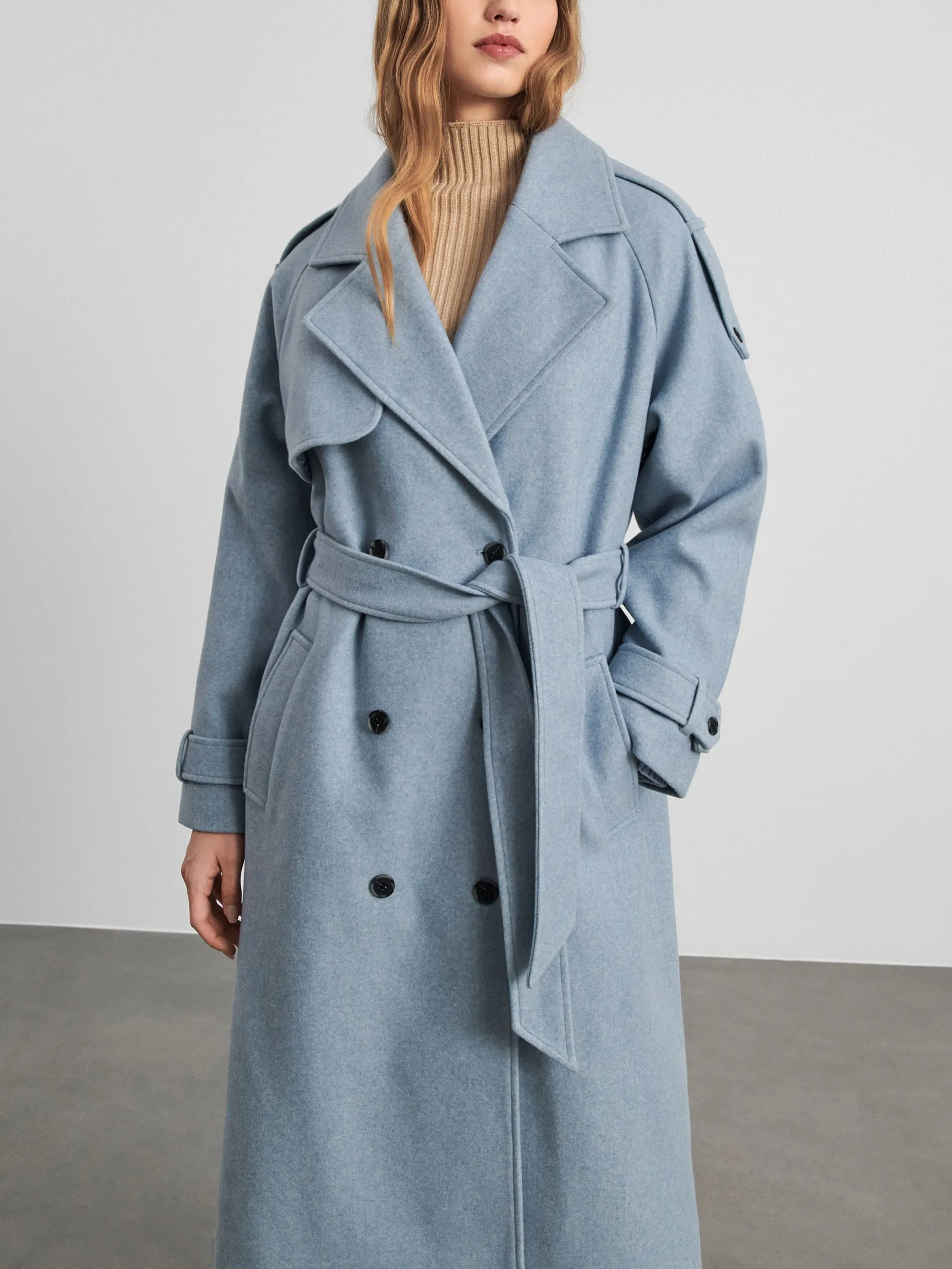 Cappotto con cintura da annodare in vita