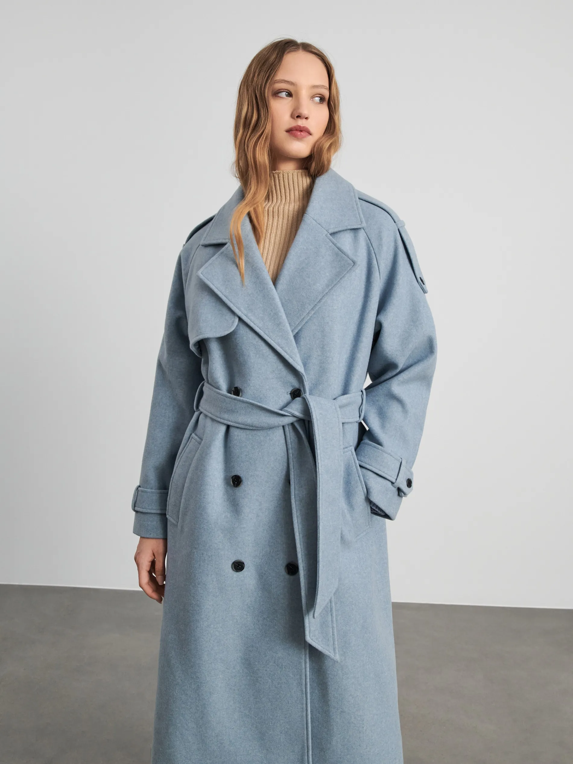 Cappotto con cintura da annodare in vita
