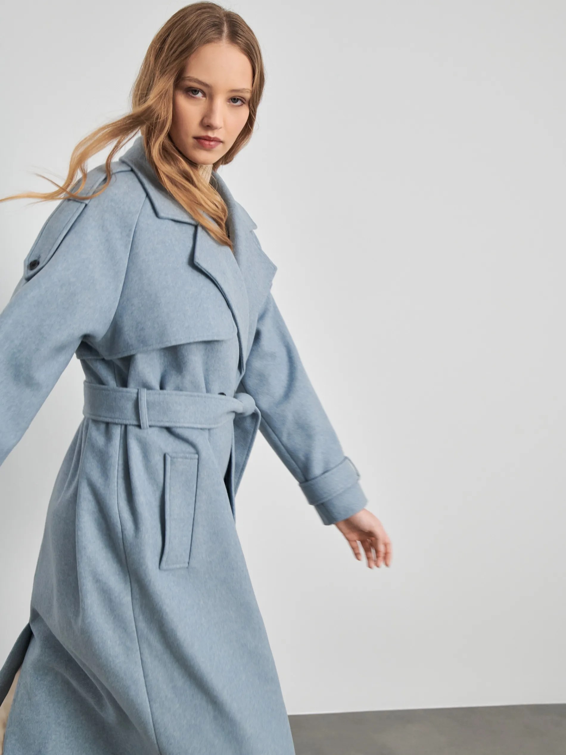 Cappotto con cintura da annodare in vita