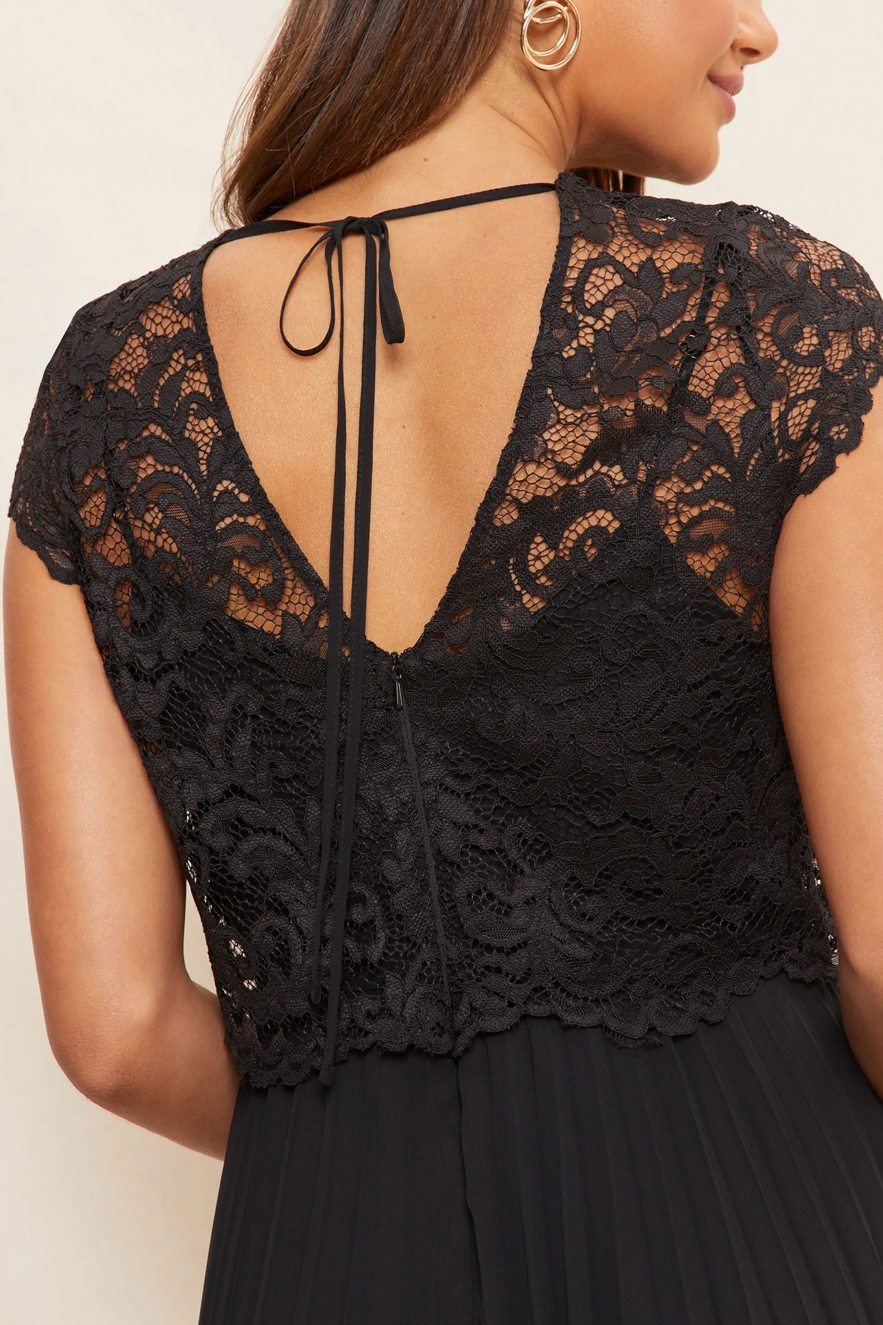 Friends Like These Scollo a V A pieghe Pizzo - Abito midi