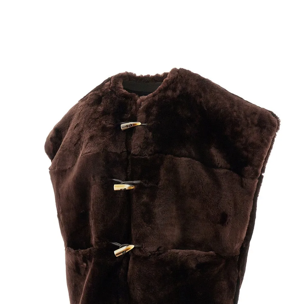 Gilet in shearling con maxi spalle