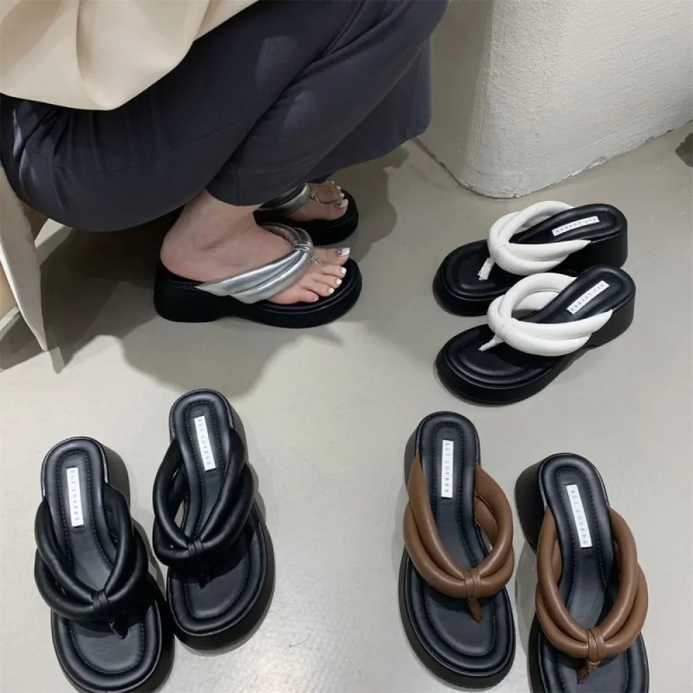 Infradito con plateau con suola spessa Scarpe da donna per abbigliamento esterno 2024 Nuovi sandali estivi con un senso di calpe