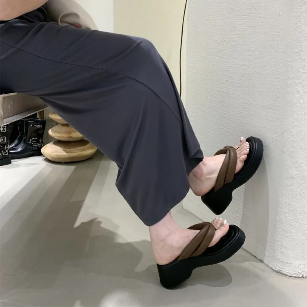 Infradito con plateau con suola spessa Scarpe da donna per abbigliamento esterno 2024 Nuovi sandali estivi con un senso di calpe