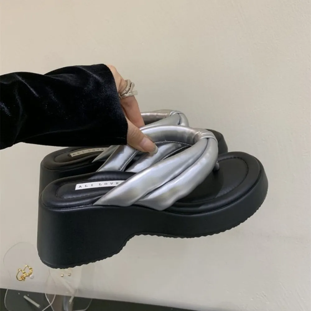 Infradito con plateau con suola spessa Scarpe da donna per abbigliamento esterno 2024 Nuovi sandali estivi con un senso di calpe