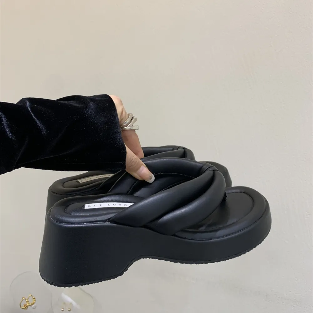 Infradito con plateau con suola spessa Scarpe da donna per abbigliamento esterno 2024 Nuovi sandali estivi con un senso di calpe