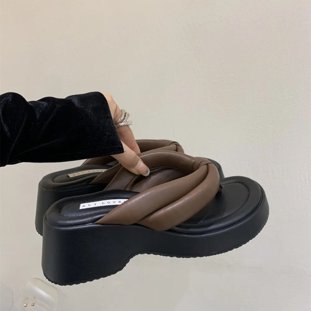 Infradito con plateau con suola spessa Scarpe da donna per abbigliamento esterno 2024 Nuovi sandali estivi con un senso di calpe