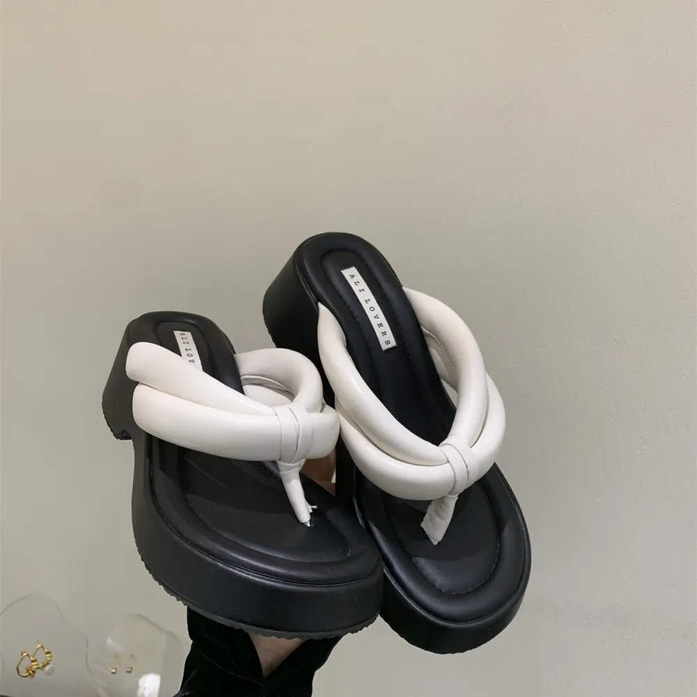 Infradito con plateau con suola spessa Scarpe da donna per abbigliamento esterno 2024 Nuovi sandali estivi con un senso di calpe