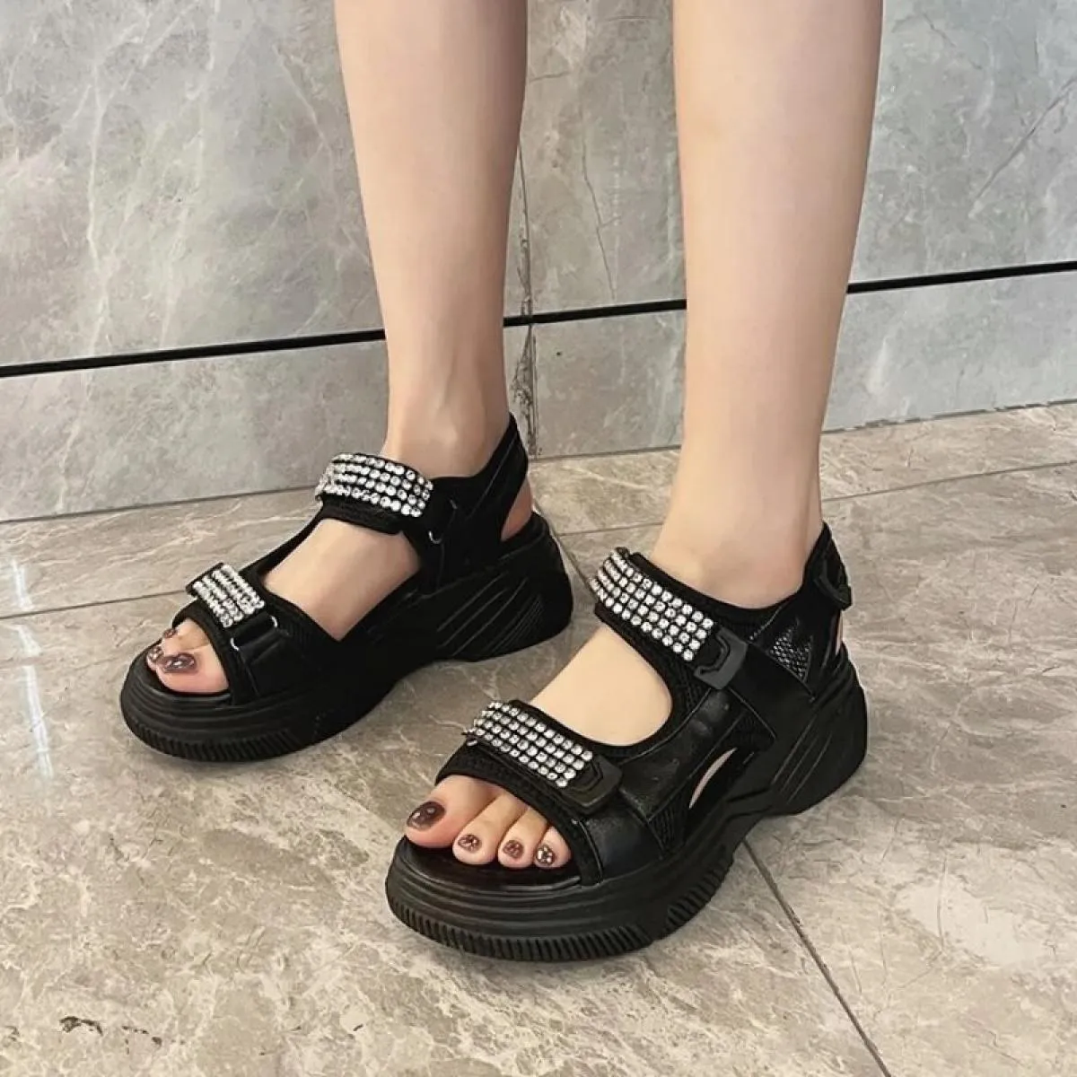 Sandali con cristalli di lusso da donna con plateau rosso con gancio ad anello, moda estiva fresca, suola spessa, scarpe casual
