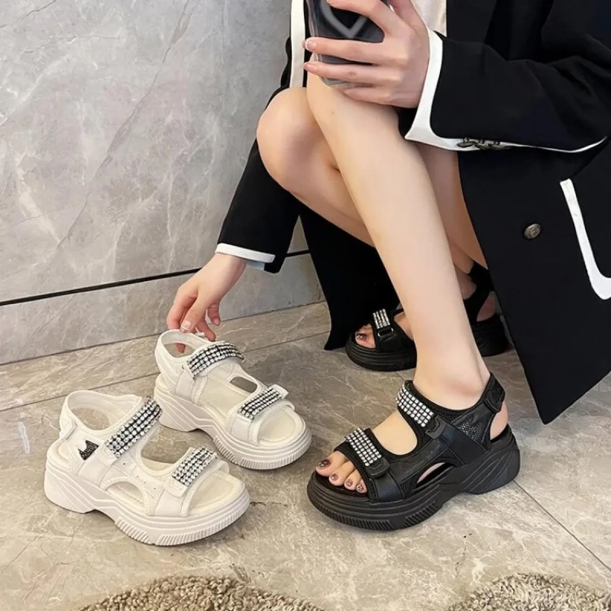 Sandali con cristalli di lusso da donna con plateau rosso con gancio ad anello, moda estiva fresca, suola spessa, scarpe casual