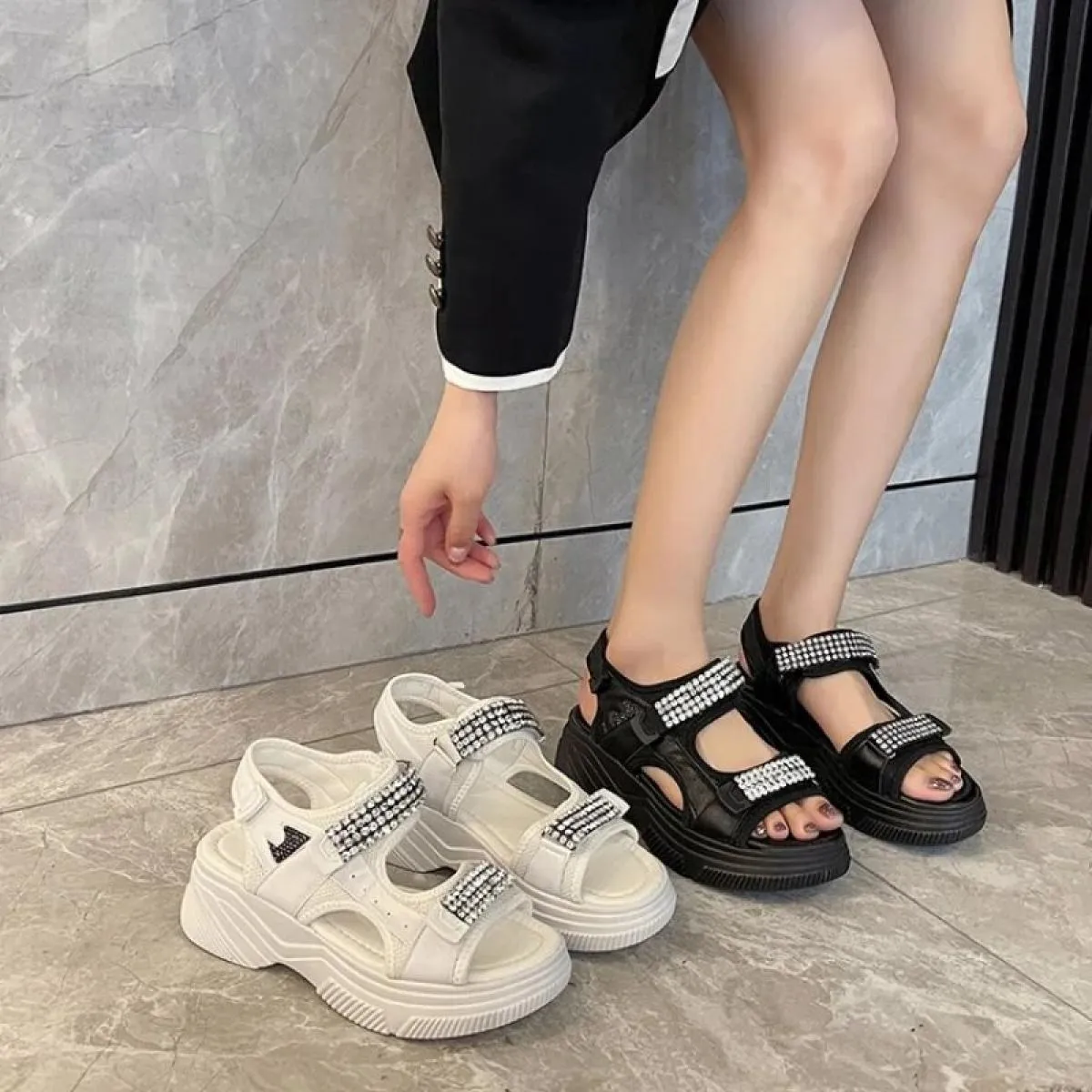 Sandali con cristalli di lusso da donna con plateau rosso con gancio ad anello, moda estiva fresca, suola spessa, scarpe casual