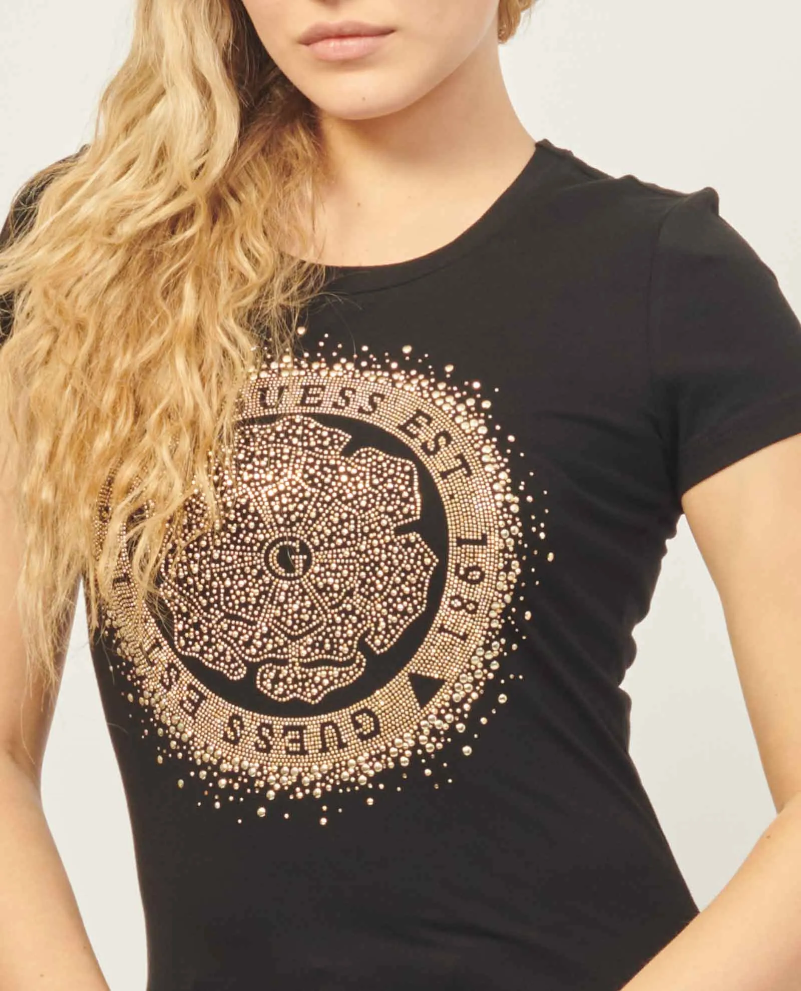 T-shirt nera Guess in misto cotone con logo con borchie