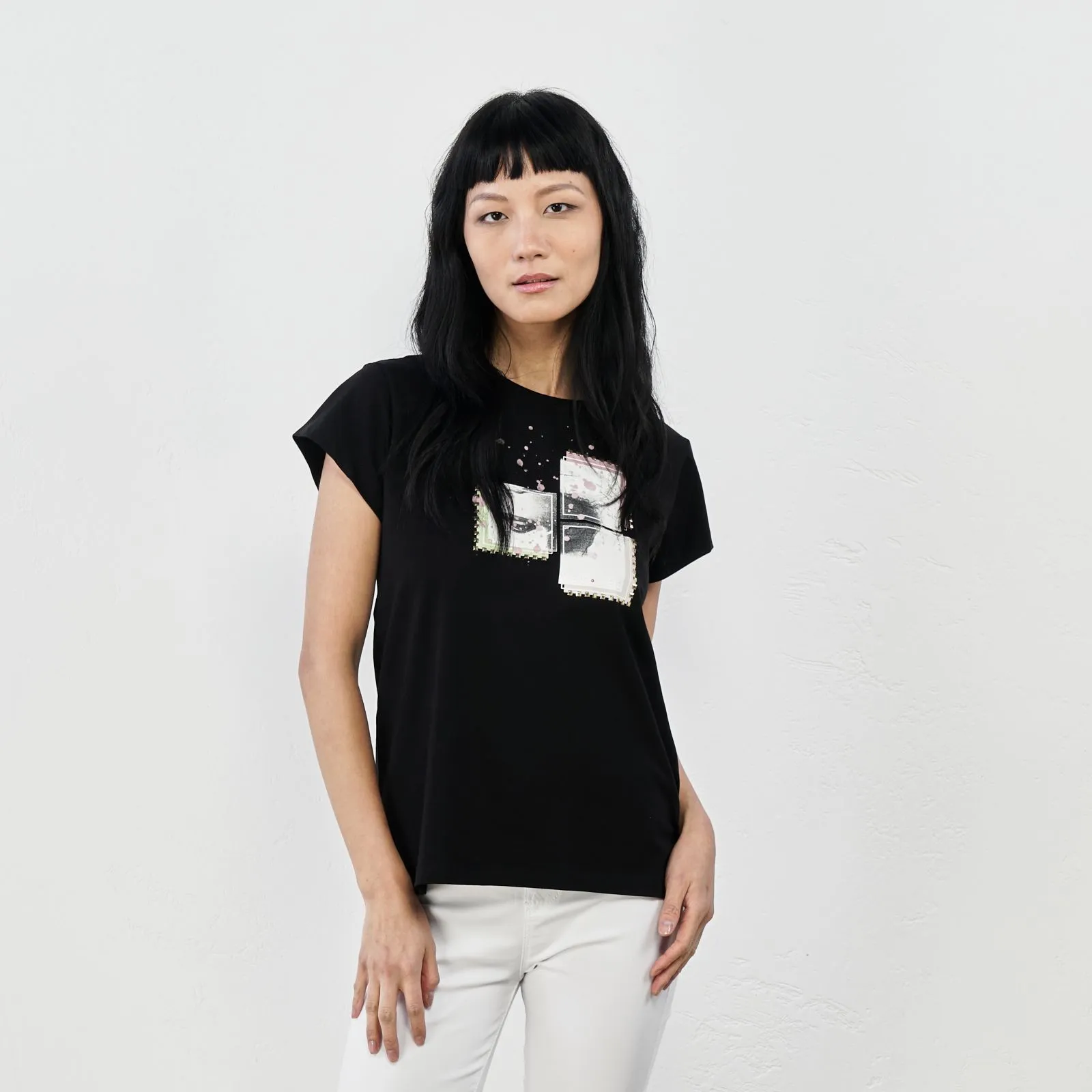 T-shirt nera maniche corte con stampa con borchie