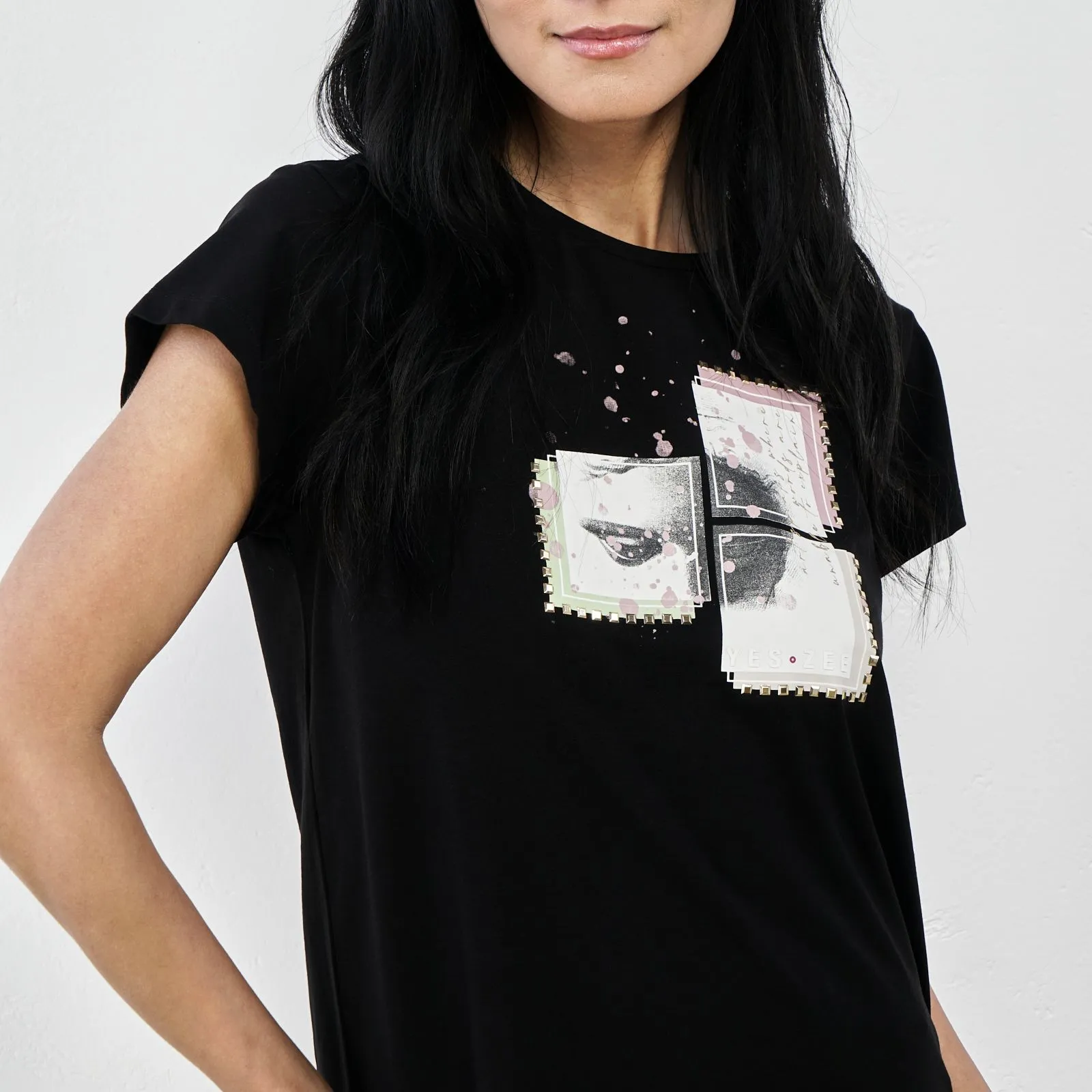 T-shirt nera maniche corte con stampa con borchie