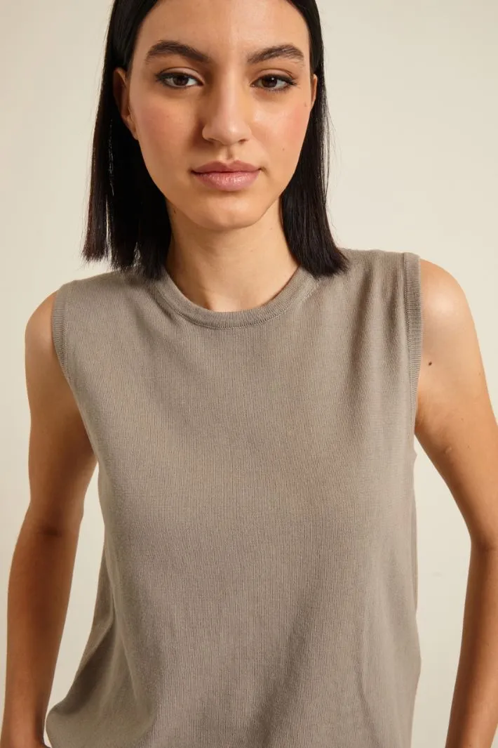 Top smanicato in maglia