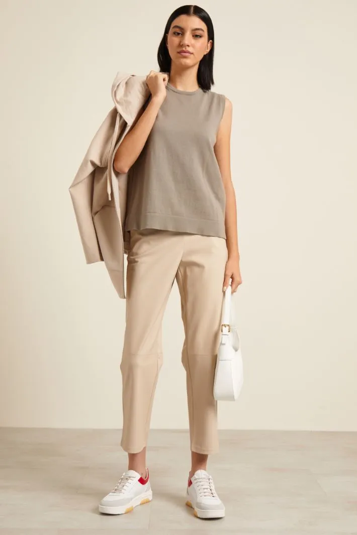 Top smanicato in maglia
