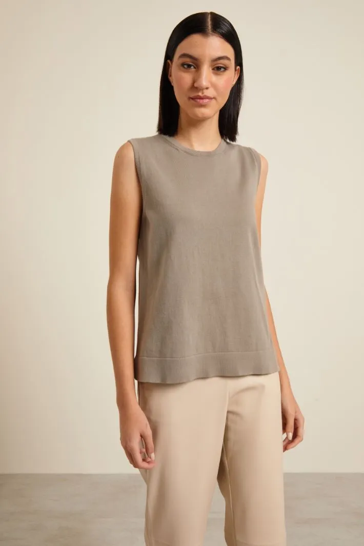Top smanicato in maglia